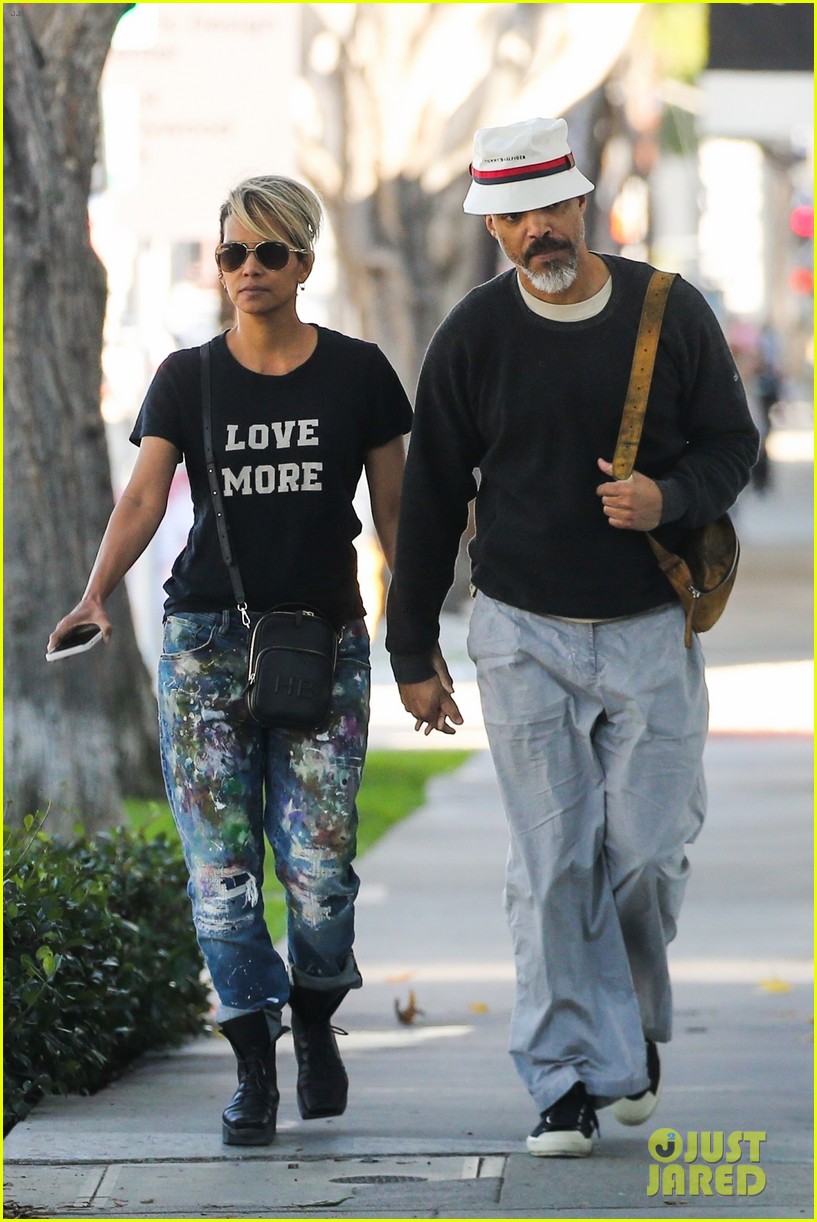 halle berry van hunt hold hands out grocery shopping 814858750