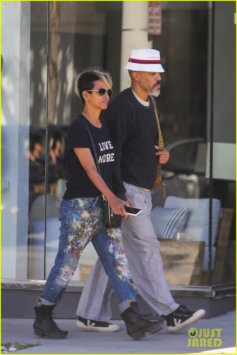 halle berry van hunt hold hands out grocery shopping 824858751