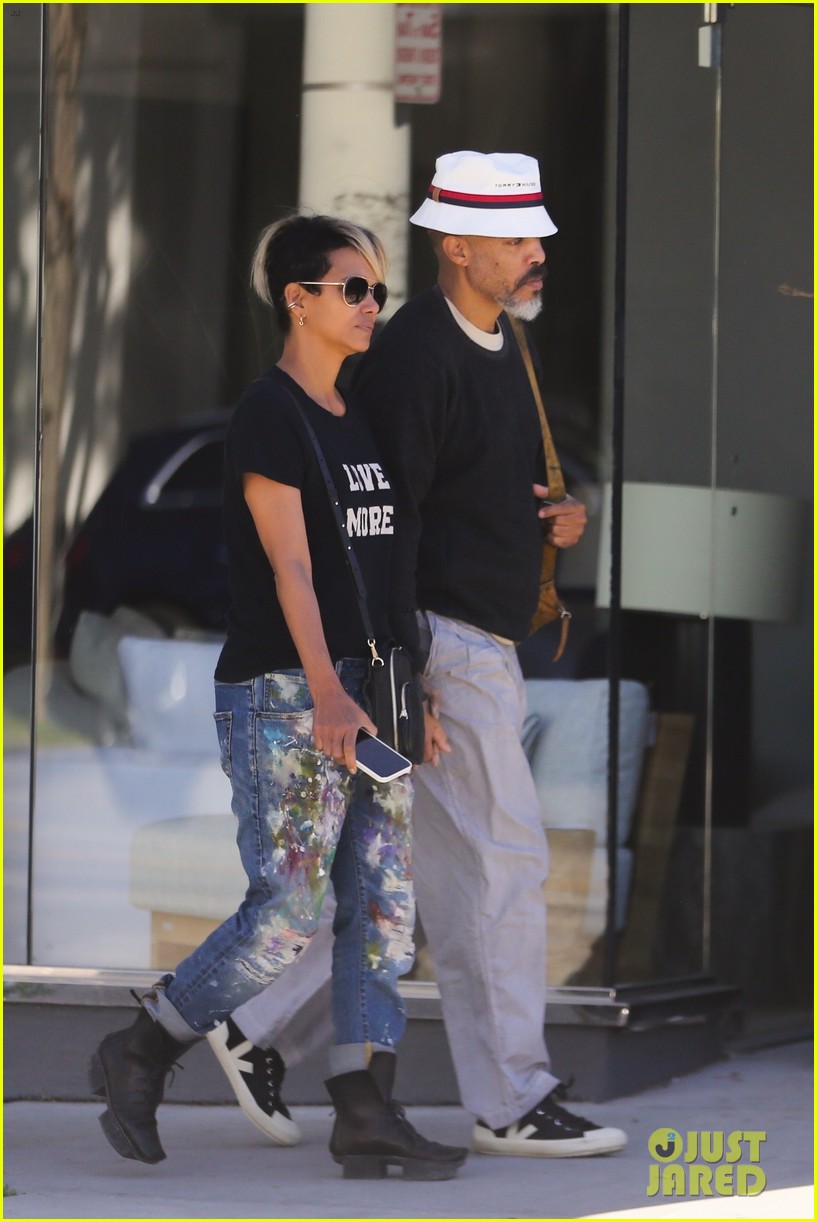 halle berry van hunt hold hands out grocery shopping 834858752