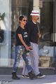 halle berry van hunt hold hands out grocery shopping 02