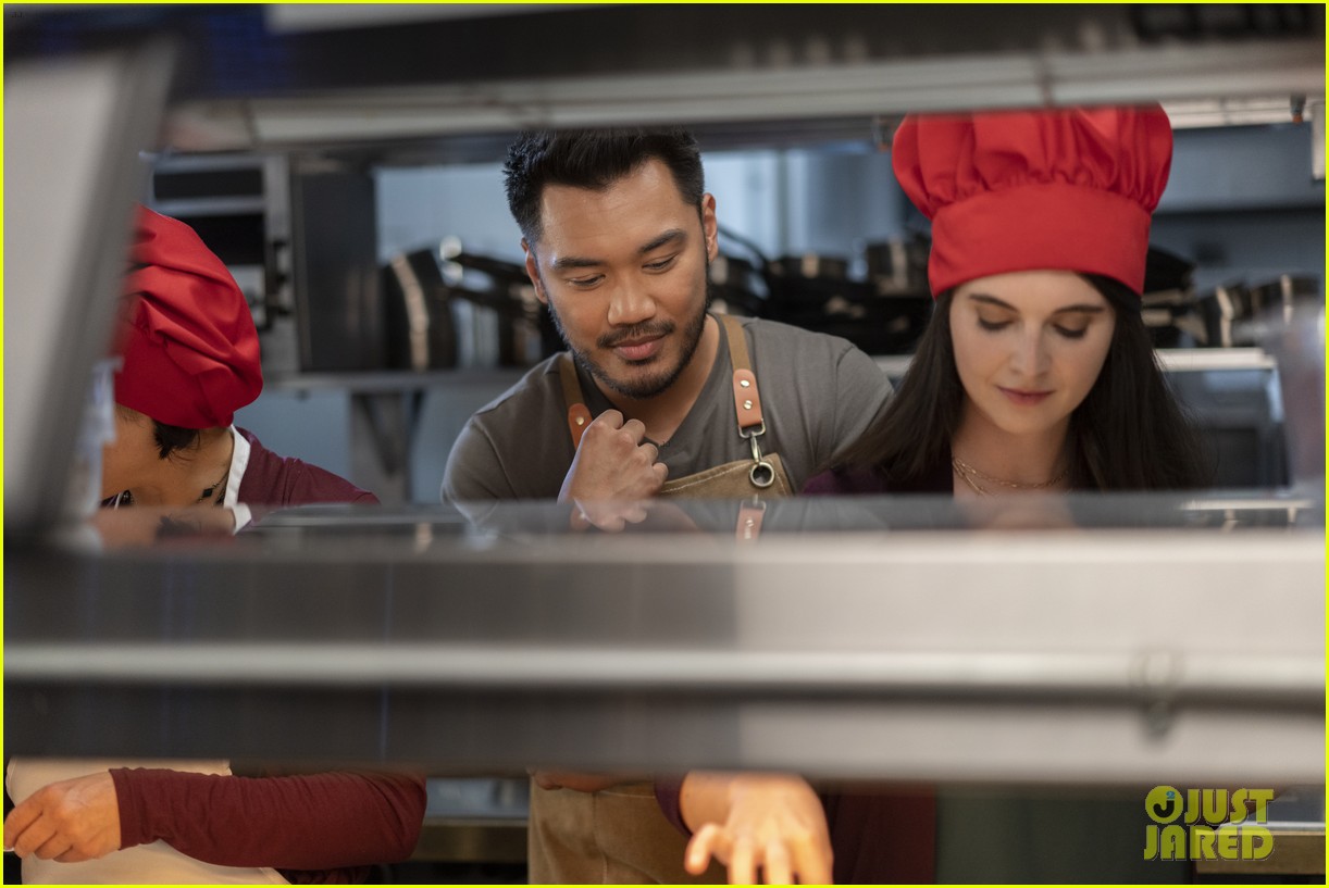 Bobby Flay Plays A Food Critic In Discovery+'s 'One Delicious Christmas