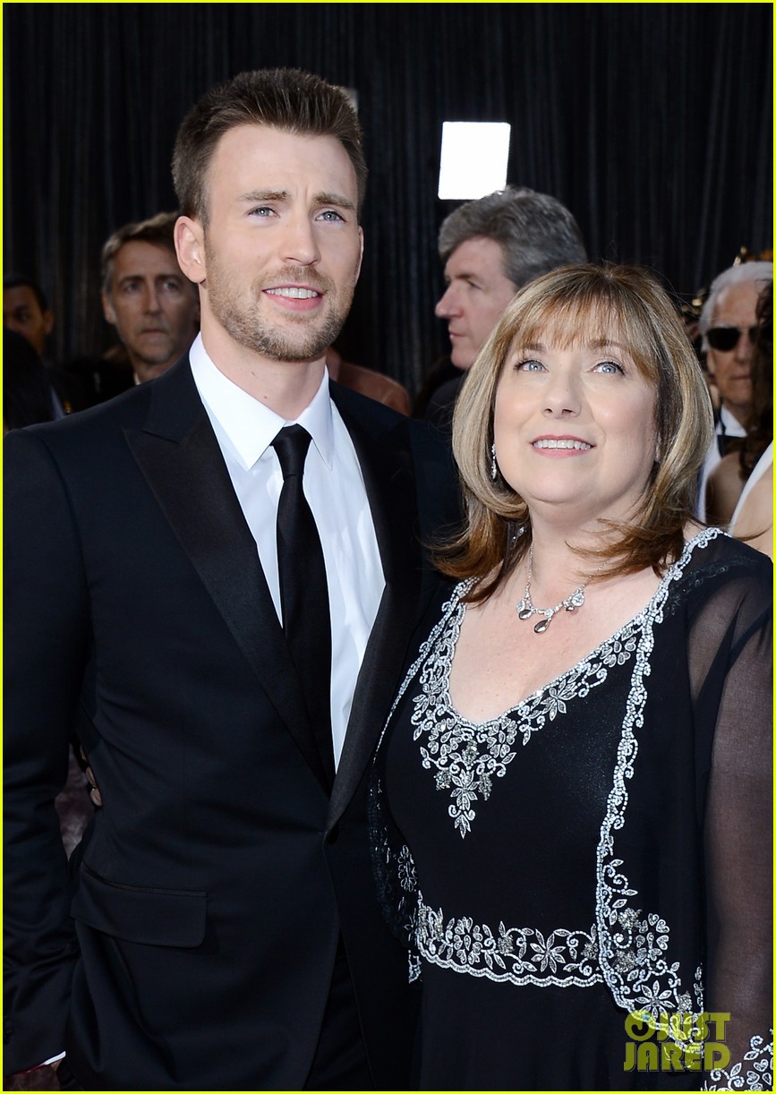 chris evans mom lisa reacts to people sexiest man alive 044852775