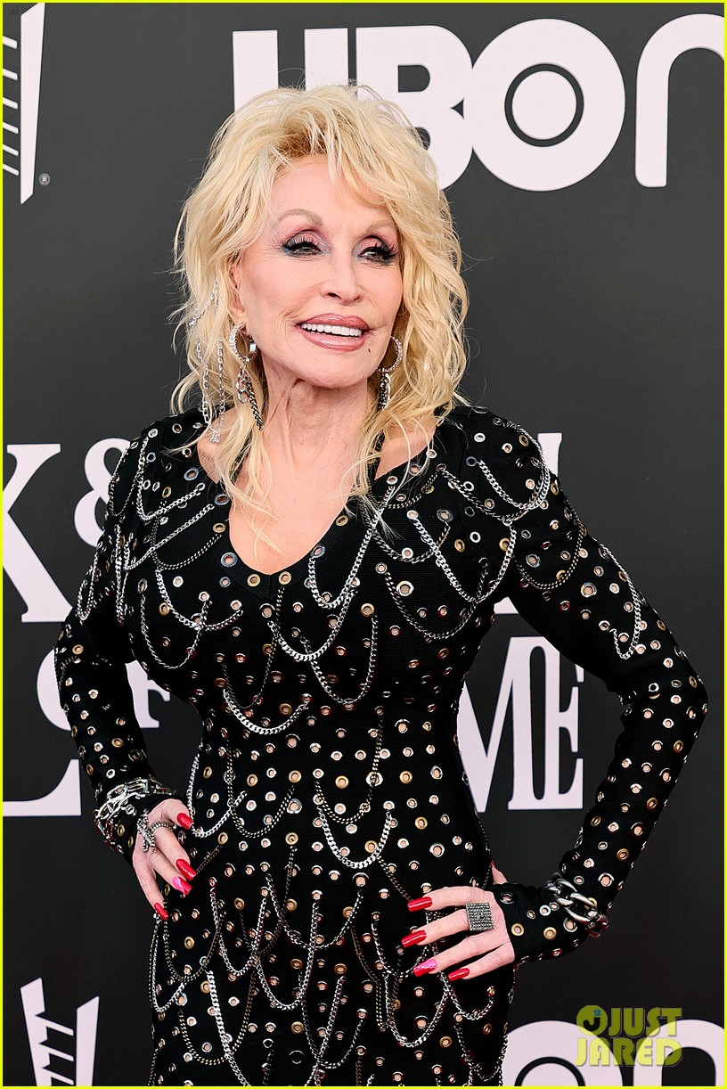 dolly parton sparkles rock and roll hall of fame induction 024851108