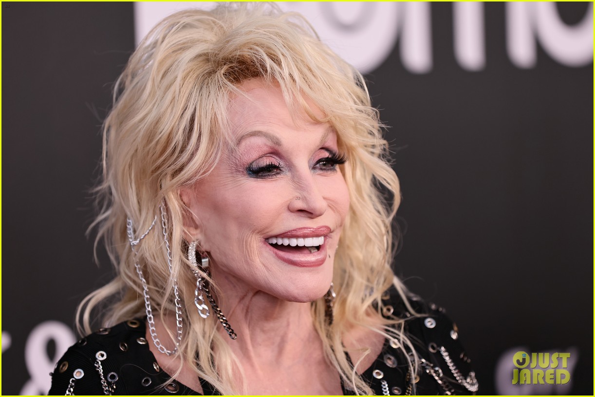 dolly parton sparkles rock and roll hall of fame induction 034851109