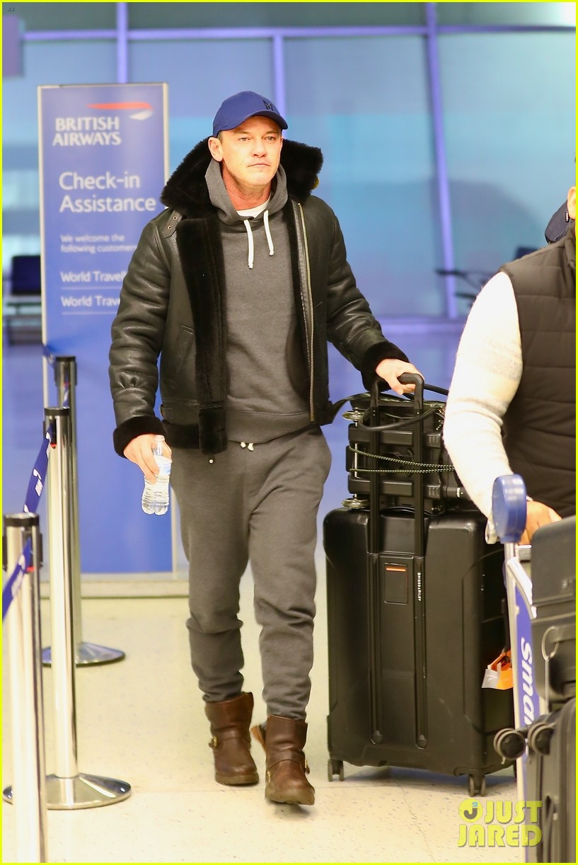 Luke Evans Gets Ready to Fly Home Photo 4859976 Luke Evans Pictures