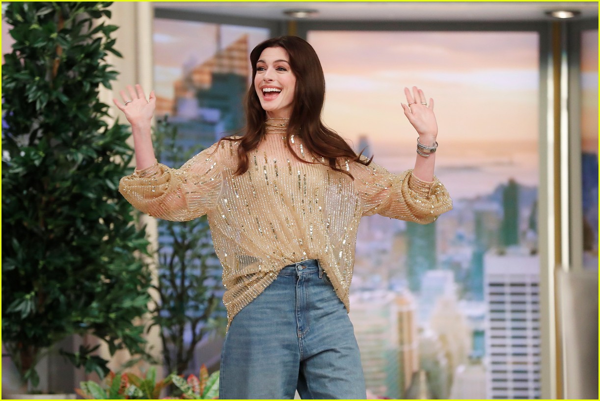 anne hathaway on the view 014848378