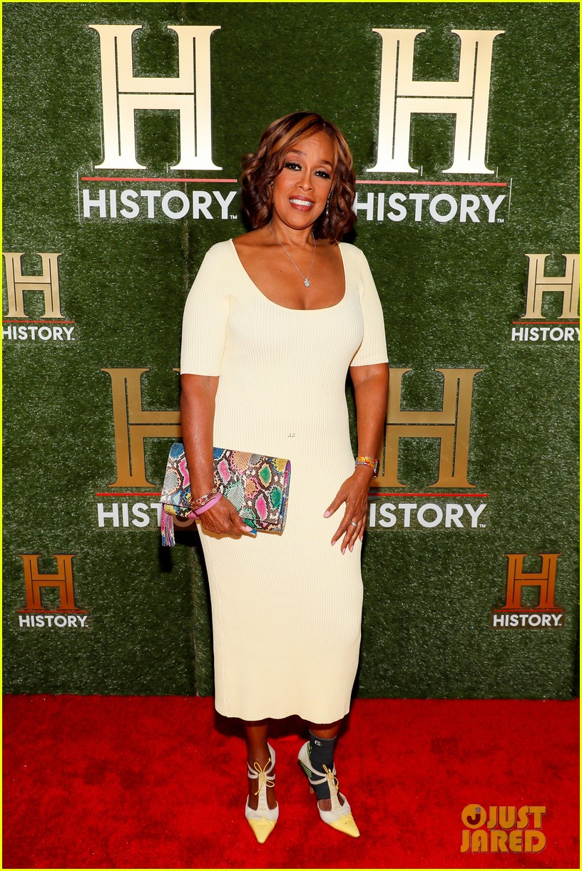 Gayle King Shares One Interesting Item Oprah Winfrey Carries In Her
