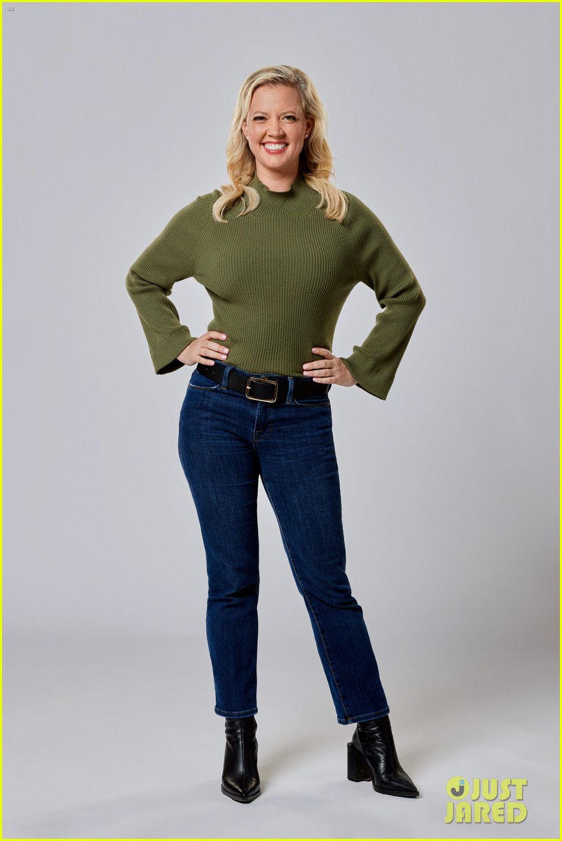 Patti Murin & Brendan Penny Are Caroling Rivals in Hallmark's 'In Merry