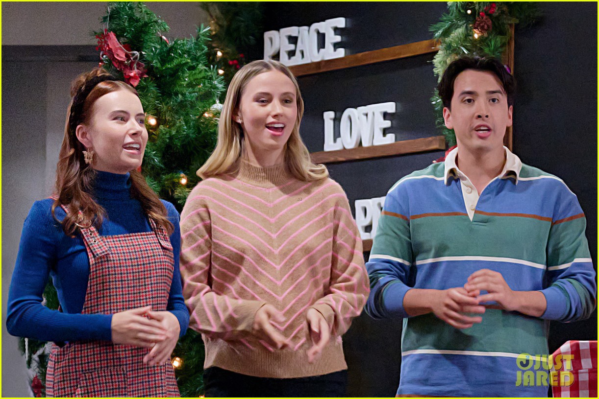 Patti Murin & Brendan Penny Are Caroling Rivals in Hallmark's 'In Merry