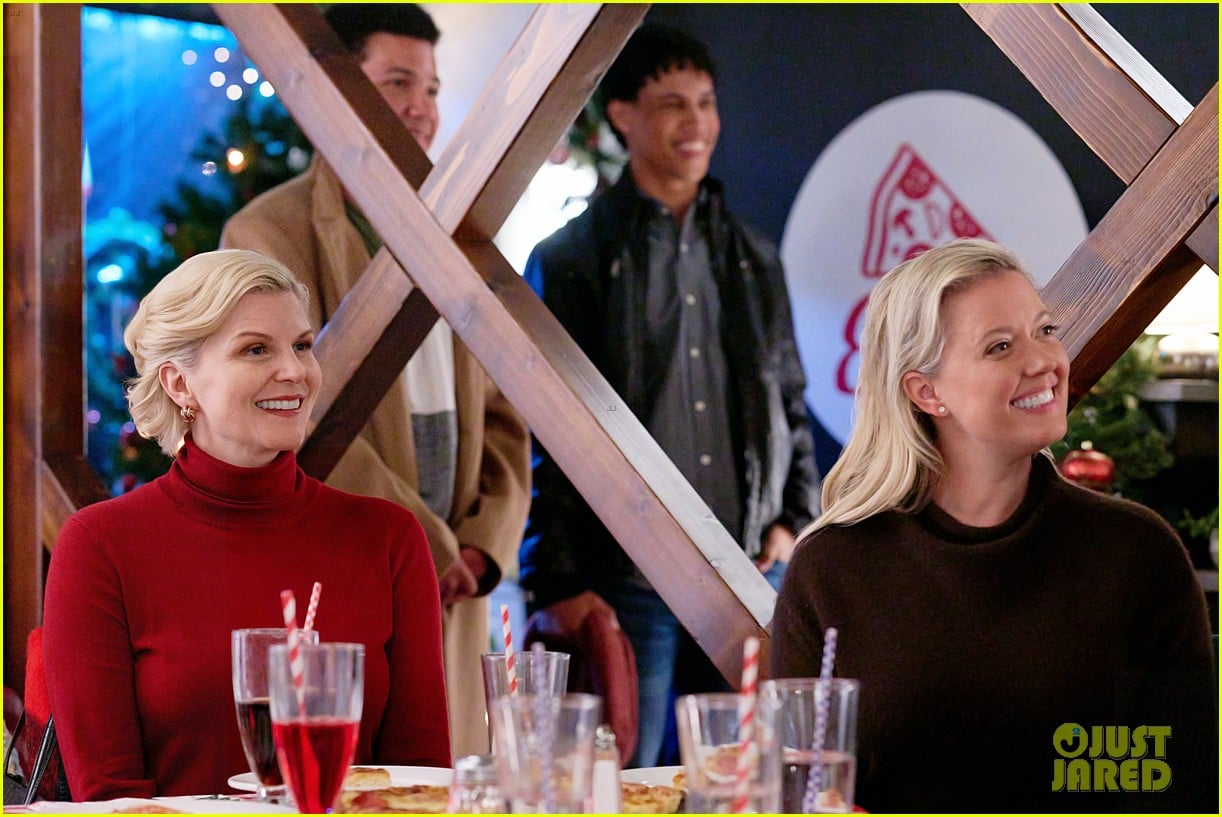 Patti Murin & Brendan Penny Are Caroling Rivals in Hallmark's 'In Merry