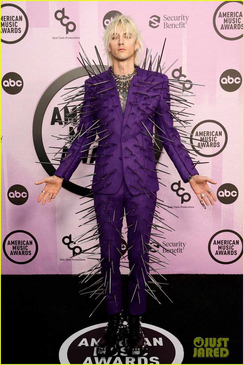 Photo machine gun kelly wears spiked purple suit 2022 american music