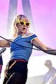 hayley williams pauses paramore concert stops fight 02