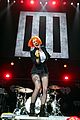 hayley williams pauses paramore concert stops fight 03