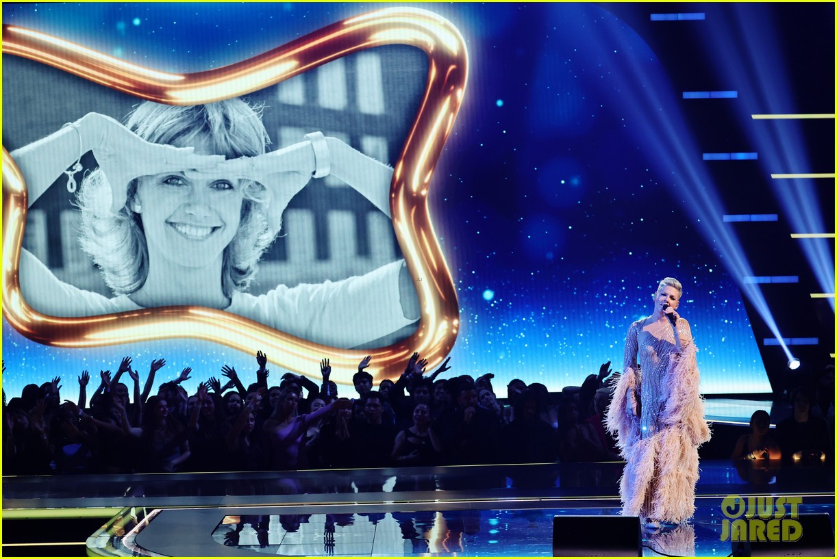 Pink Skates Into American Music Awards 2022, Later Delivers Heartfelt