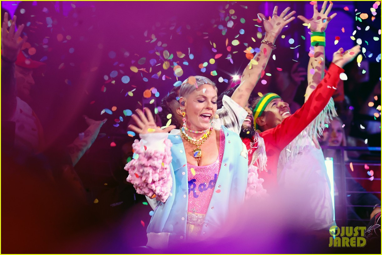 Pink Skates Into American Music Awards 2022, Later Delivers Heartfelt