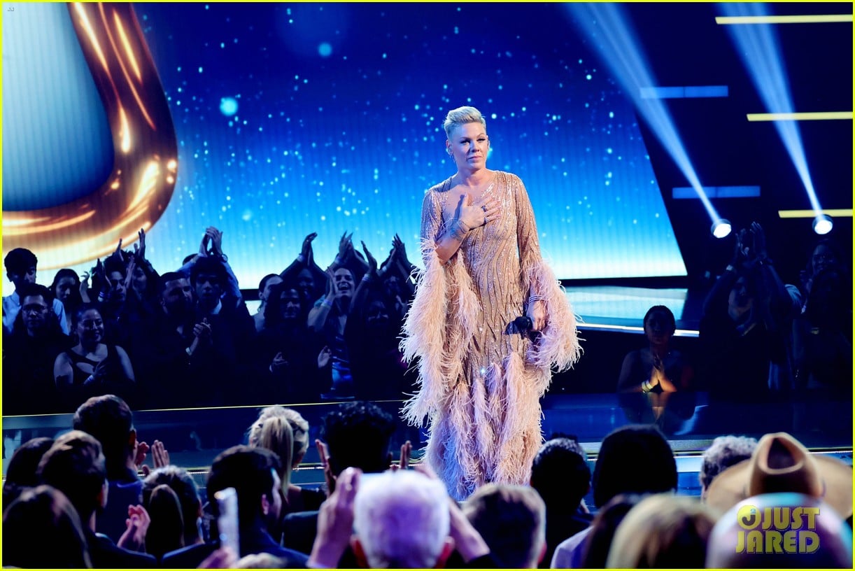 Pink Skates Into American Music Awards 2022, Later Delivers Heartfelt