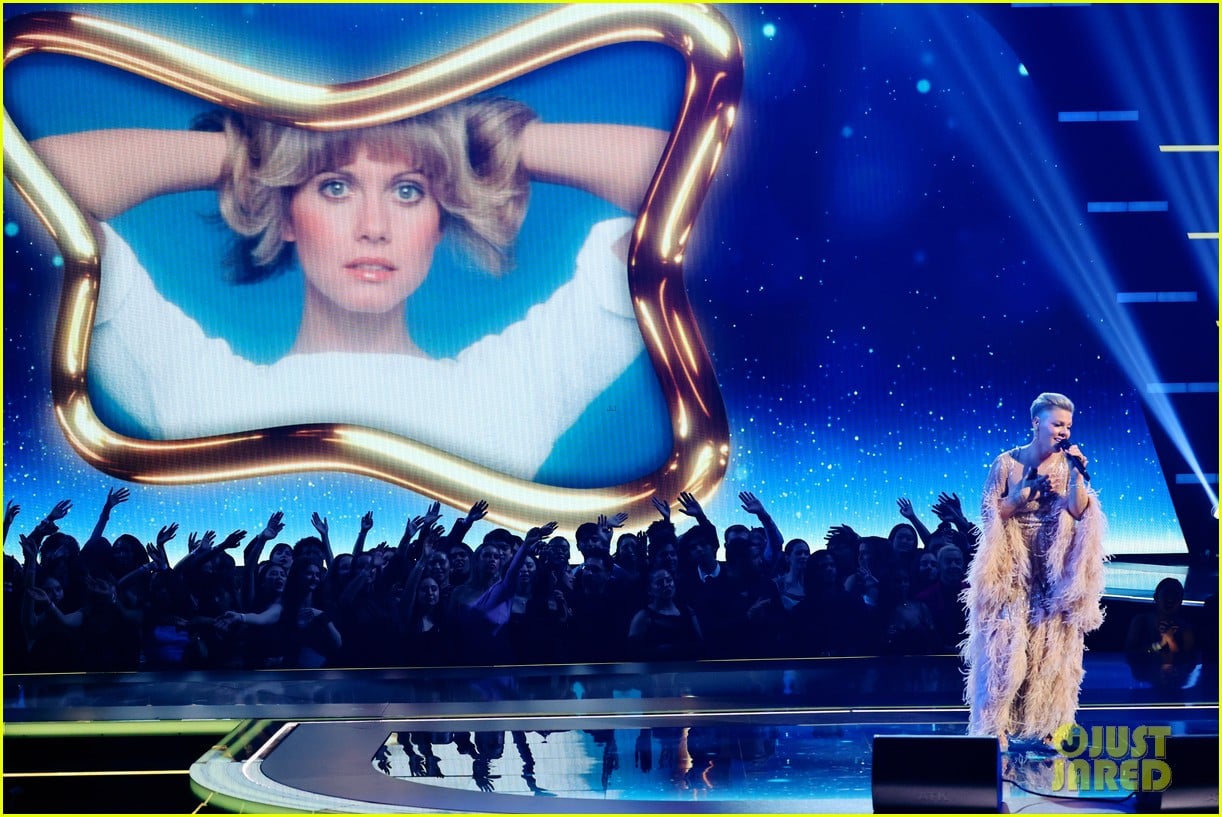 Pink Skates Into American Music Awards 2022, Later Delivers Heartfelt