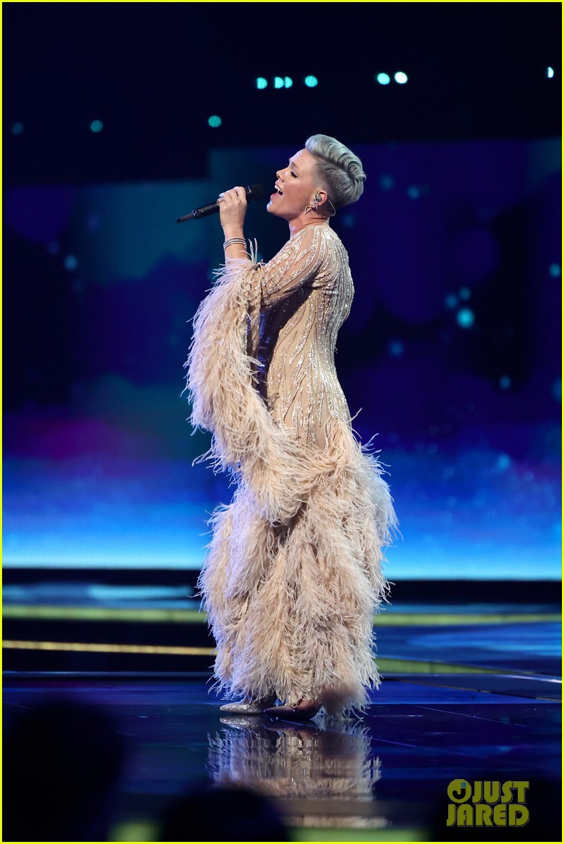 Pink Skates Into American Music Awards 2022, Later Delivers Heartfelt