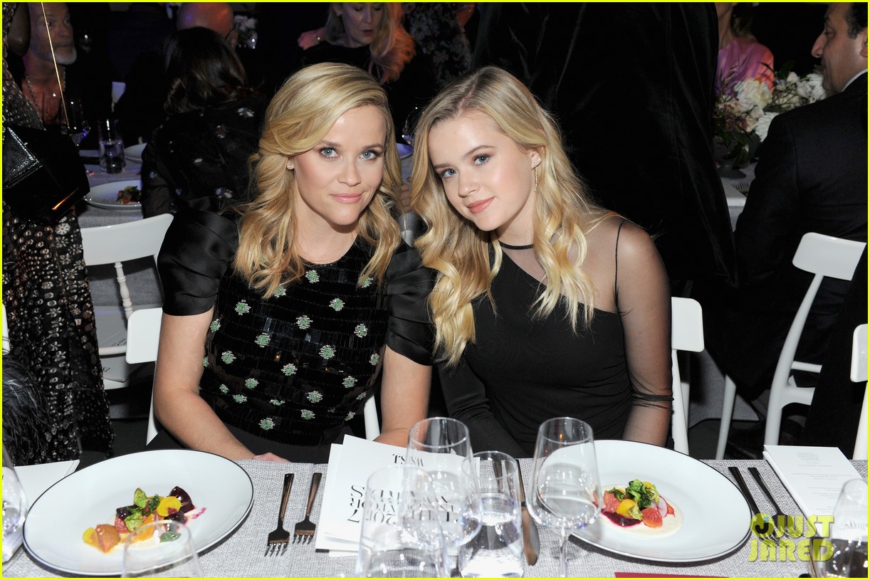 reese witherspoon ava phillippe celebrate thanksgiving together new pic 074861888