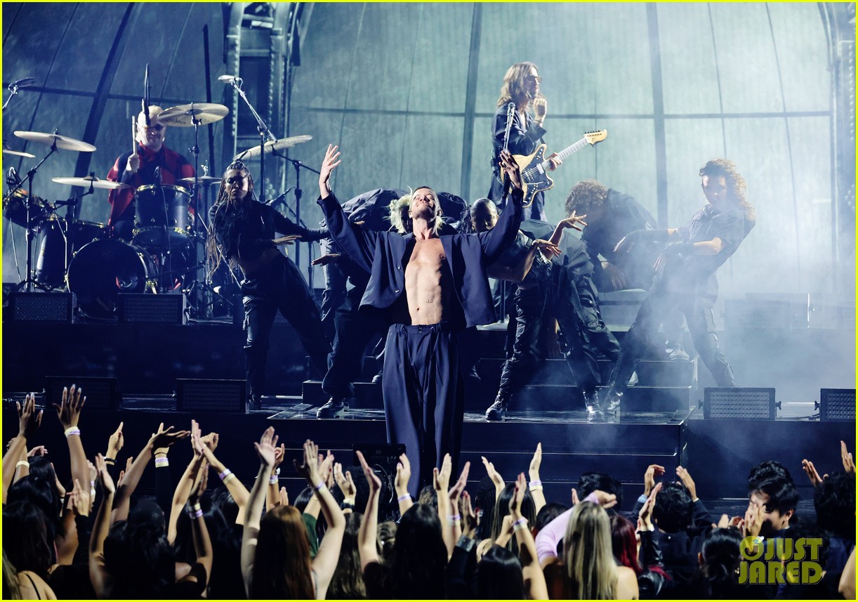 Photo dan reynolds shirtless american music awards 48 Photo 4862954