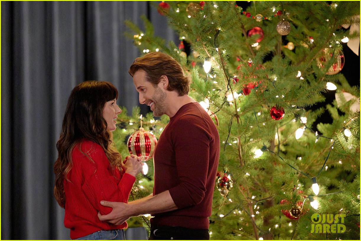 Shenae Grimes & Niall Matter Reconnect in Hallmark's 'When I Think of Christmas' - Watch A Sneak Peek!: Photo 4859442