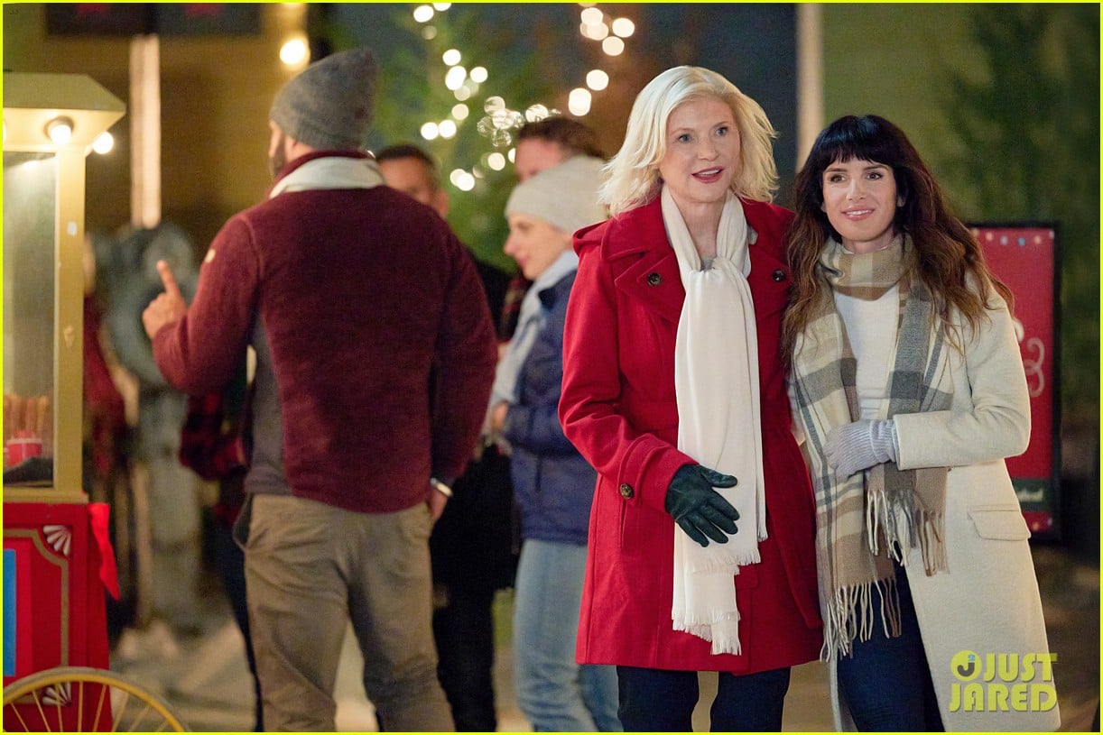 Shenae Grimes & Niall Matter Reconnect in Hallmark's 'When I Think of Christmas' - Watch A Sneak Peek!: Photo 4859444