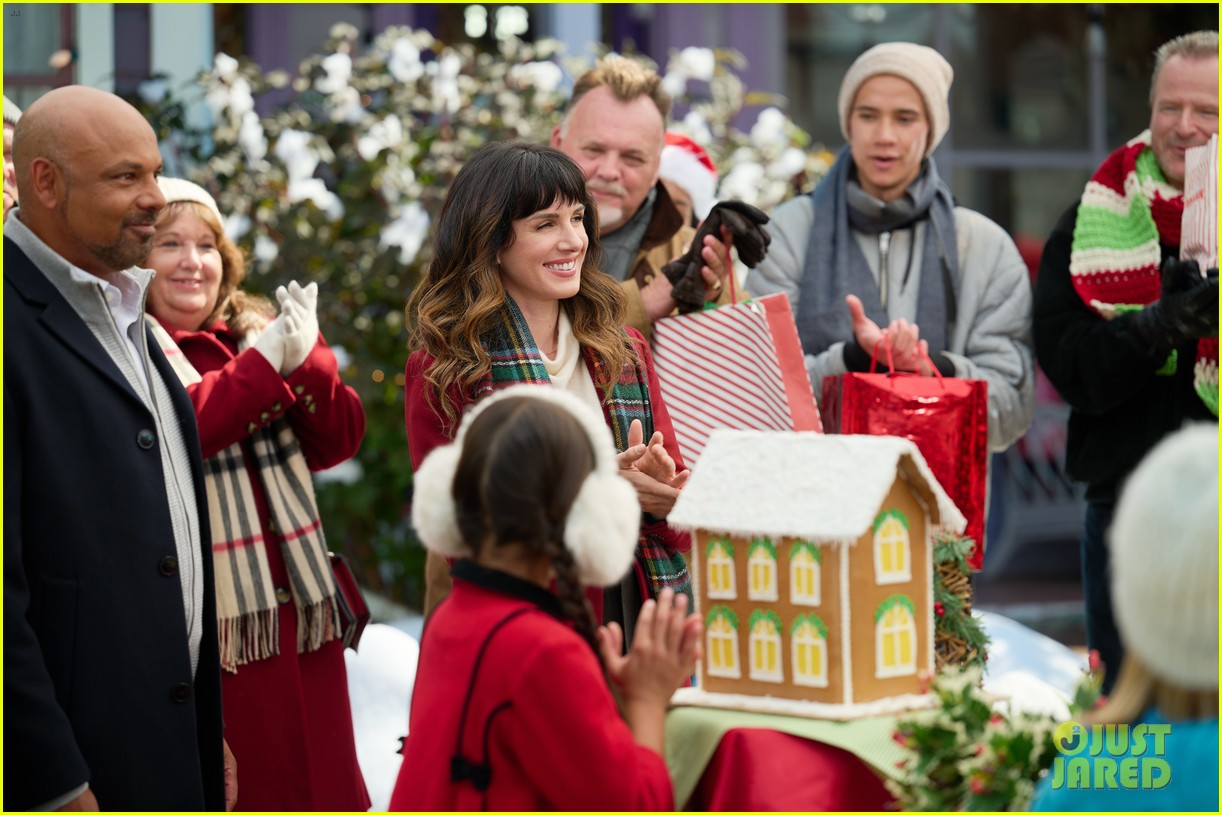 Shenae Grimes & Niall Matter Reconnect in Hallmark's 'When I Think of Christmas' - Watch A Sneak Peek!: Photo 4859458