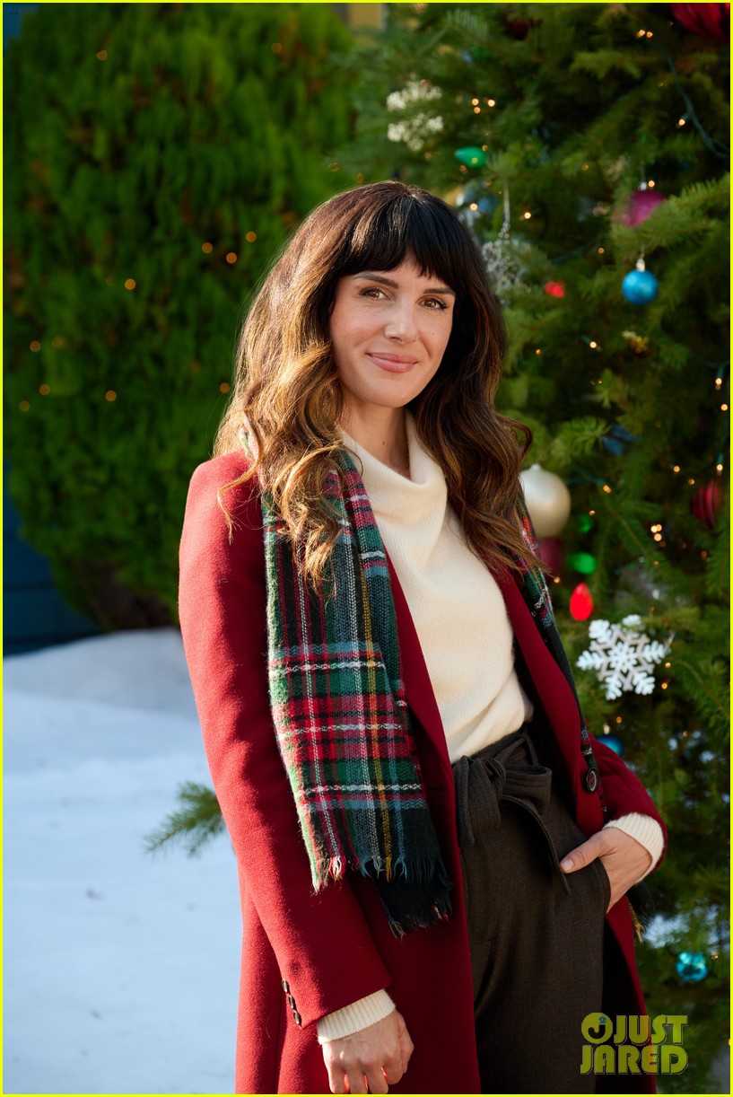 Shenae Grimes & Niall Matter Reconnect in Hallmark's 'When I Think of Christmas' - Watch A Sneak Peek!: Photo 4859459