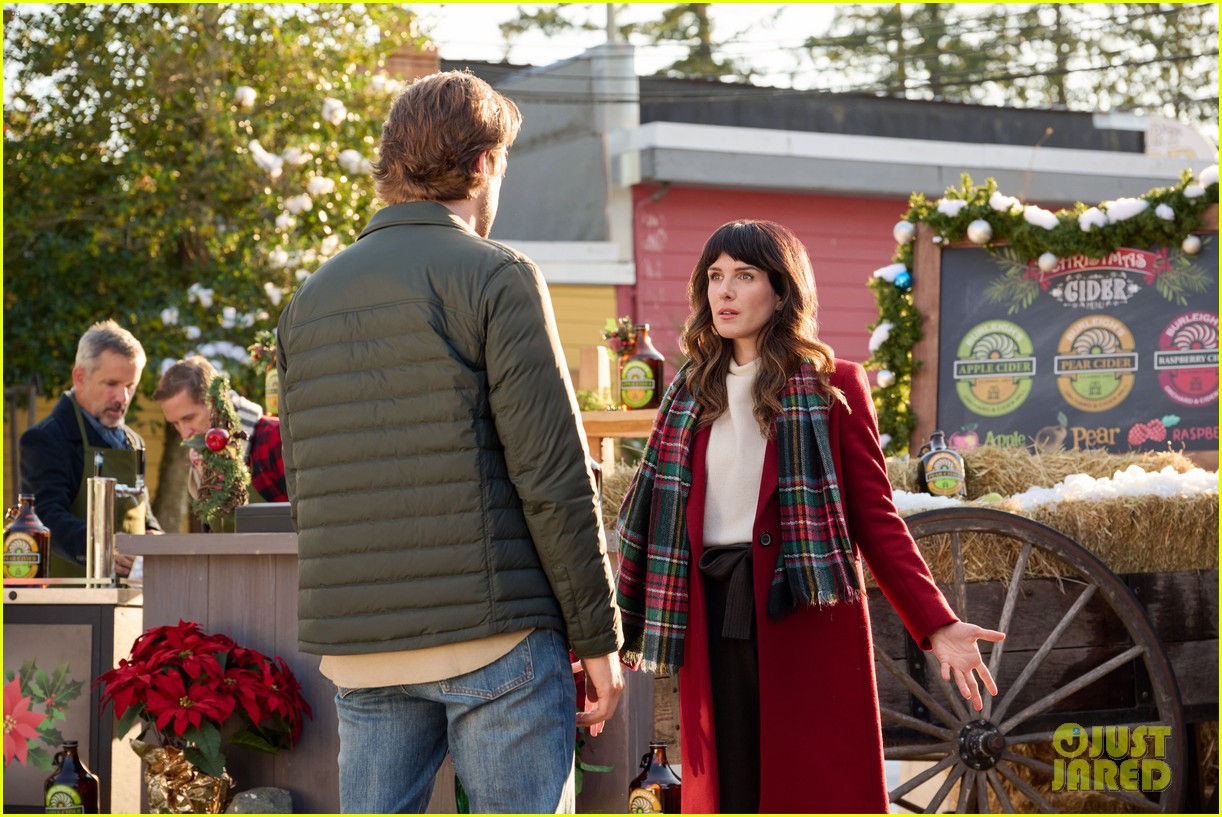 Shenae Grimes & Niall Matter Reconnect in Hallmark's 'When I Think of Christmas' - Watch A Sneak Peek!: Photo 4859460