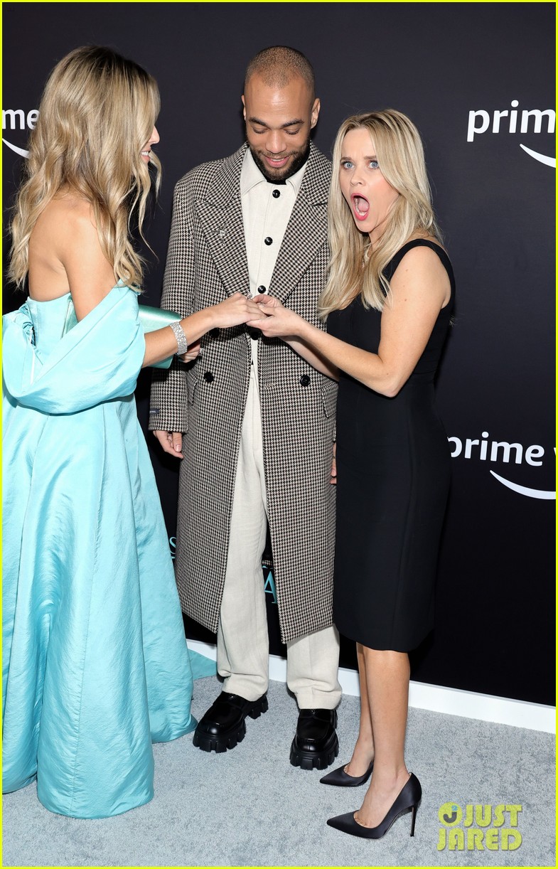 Reese Witherspoon Reacts In The Most Epic Way To Zoey Deutch's Bling At