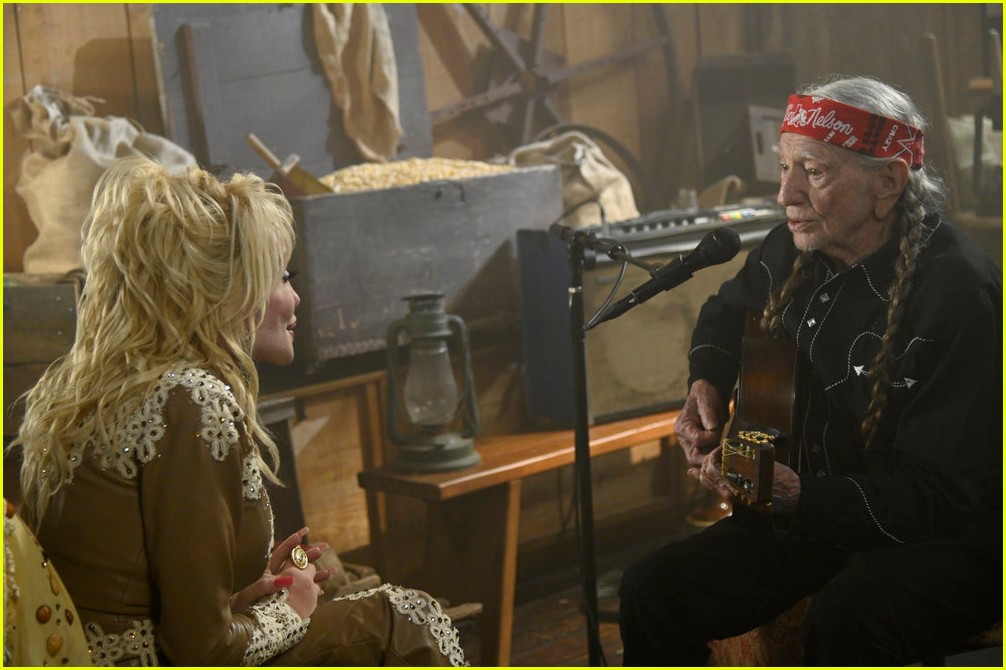 'Dolly Parton's Mountain Magic Christmas' Airs on NBC Tonight - Special