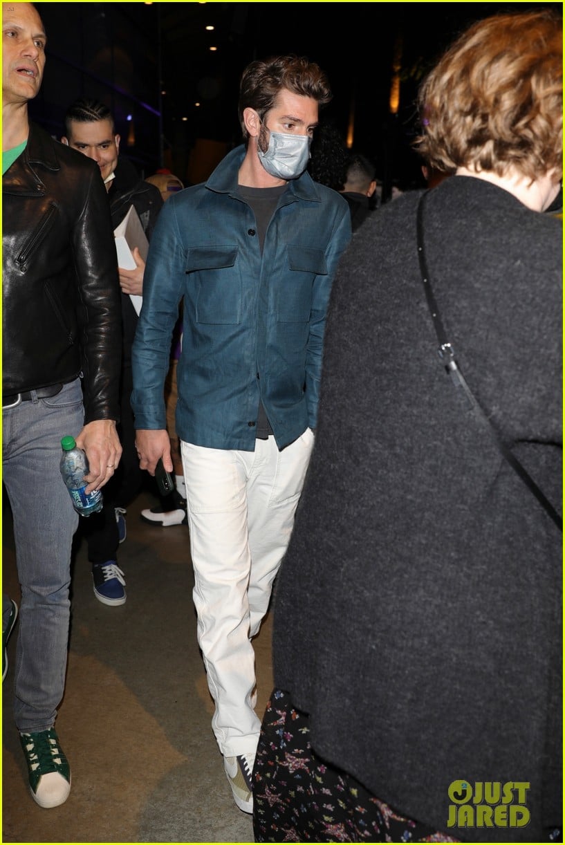 Photo andrew garfield checks out lakers game with friends 03 Photo