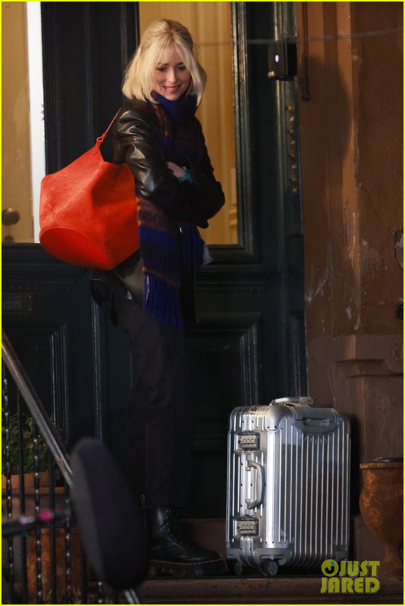 Photo dakota johnson films daddio sean penn 40 Photo 4874723 Just