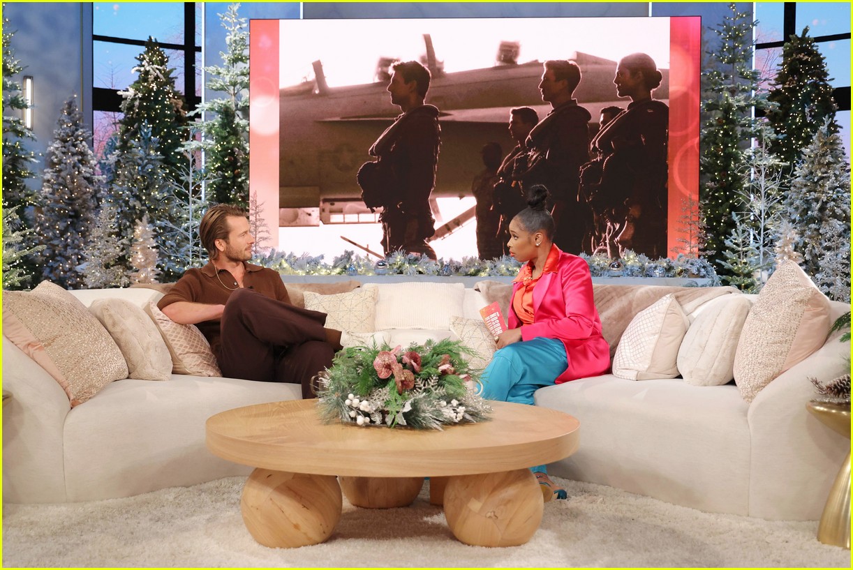 Glen Powell Opens Up About Tom Cruise&rsquo;s Famous Christmas Gift: Photo