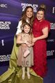 kelly clarkson brings daughter river to peoples choice awards 02