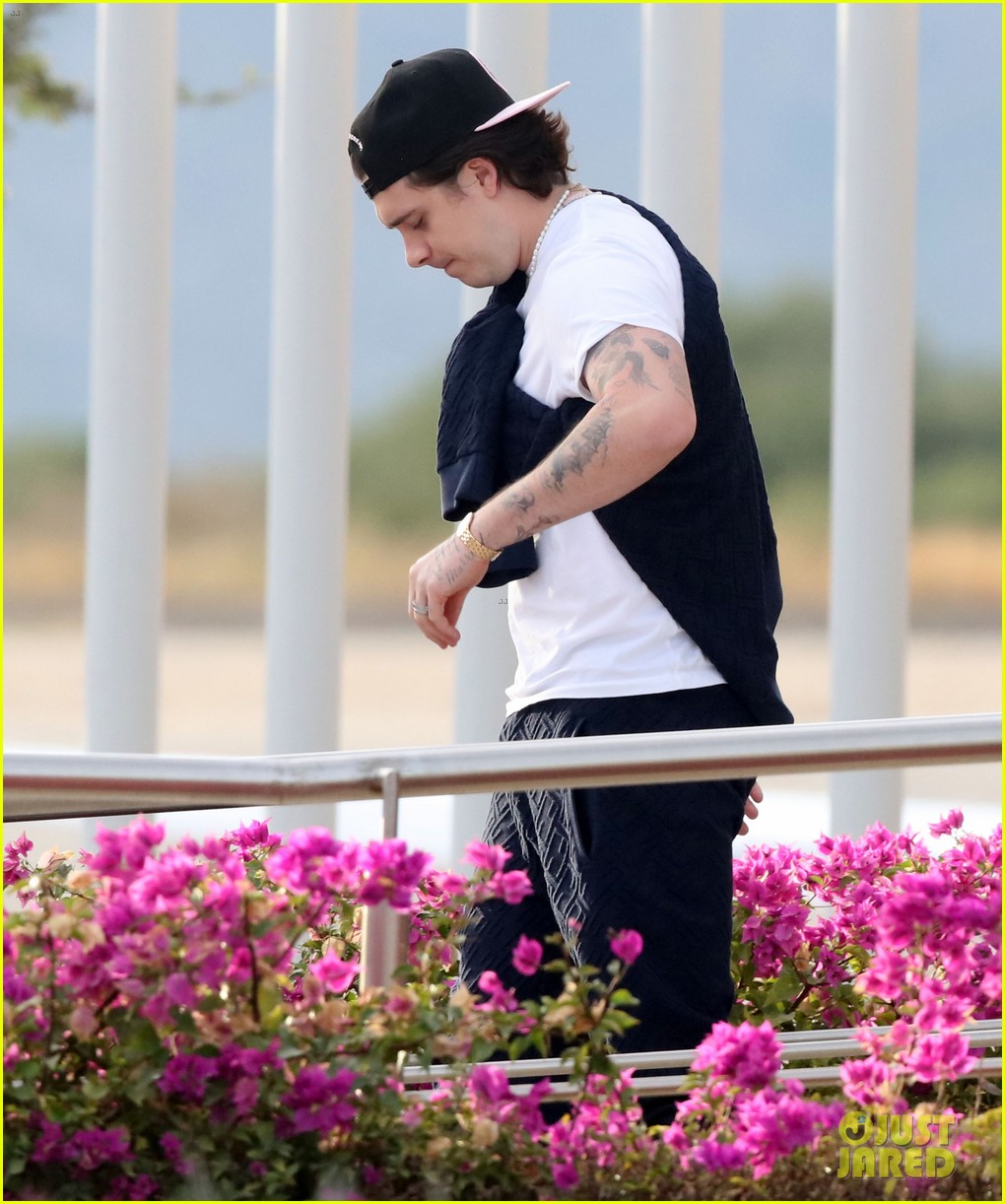 Selena Gomez Spotted Arriving in Cabo for New Year's Eve with Brooklyn(00)