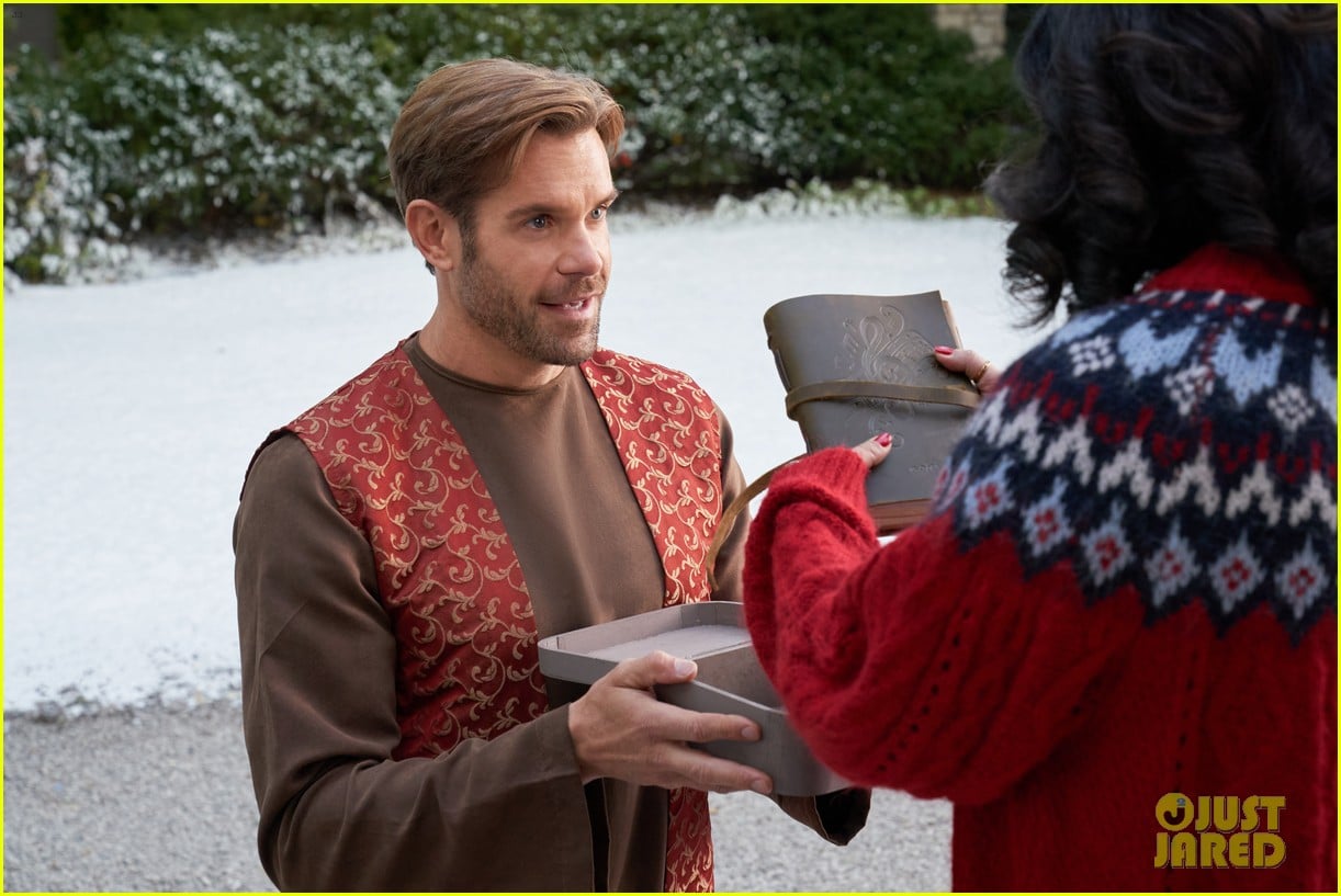 Noemi Gonzalez Makes Her Hallmark Debut in &lsquo;Undercover Holiday&rsquo; With