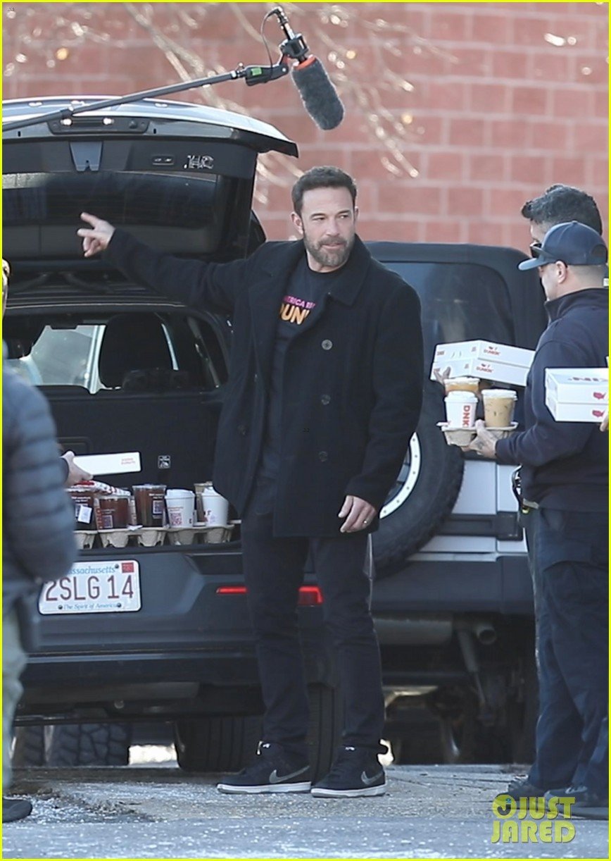 Photo: ben affleck dunkin donuts 16 | Photo 4879565 | Just Jared