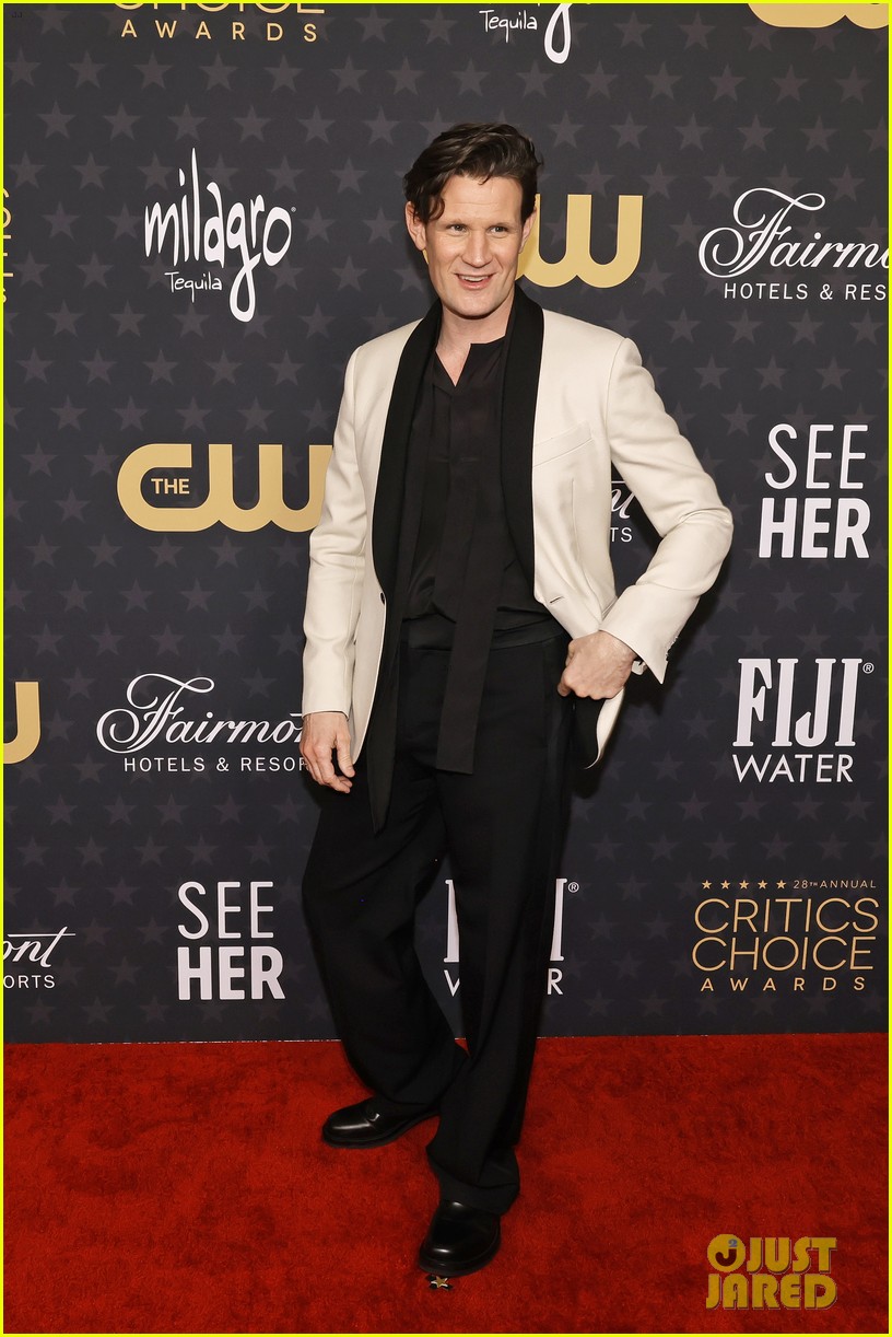 'The Crown's Claire Foy & Matt Smith Reunite at Critics Choice Awards