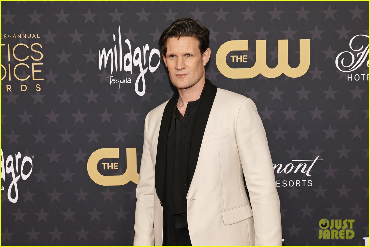 'The Crown's Claire Foy & Matt Smith Reunite at Critics Choice Awards