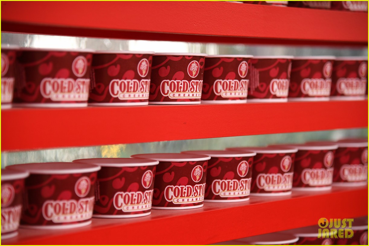 Celebs React to the Cold Stone Creamery Photo Op at Critics Choice