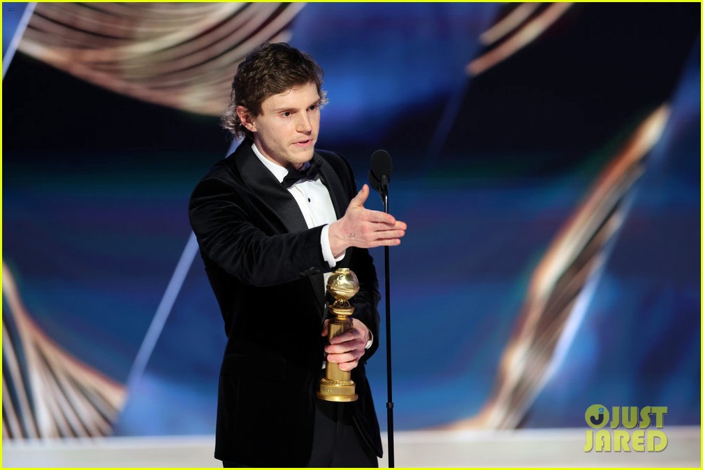 evan peters wins for dahmer at golden globes 014880010