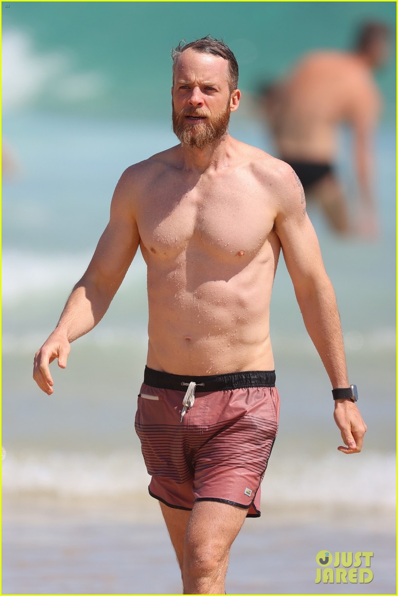 Photo: hamish blake shirtless beach day 07 | Photo 4880093 | Just Jared