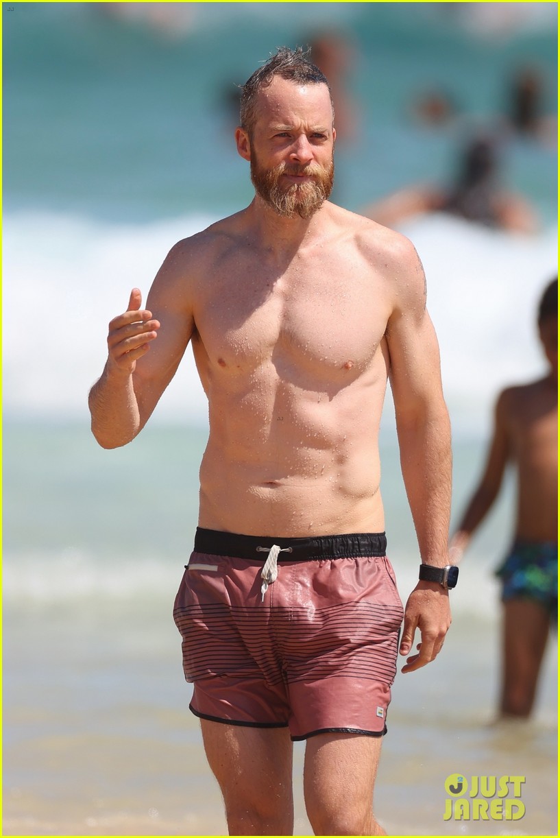 Photo: hamish blake shirtless beach day 08 | Photo 4880094 | Just Jared