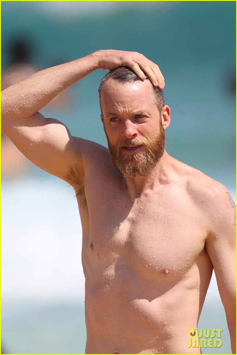 Photo: hamish blake shirtless beach day 57 | Photo 4880143 | Just Jared