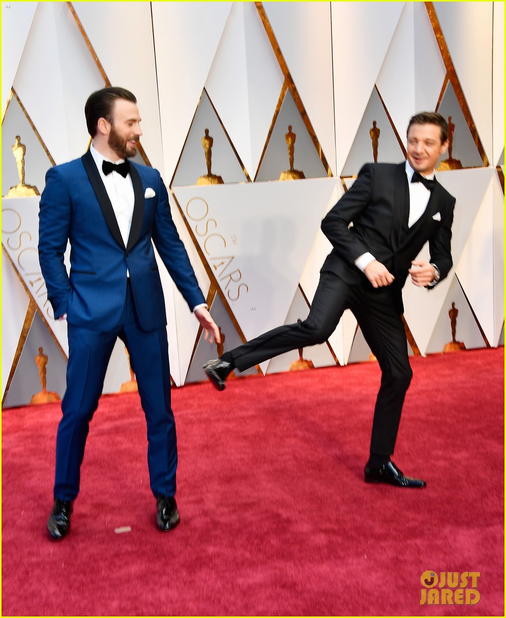 Jeremy Renner's Marvel CoStars Chris Evans, Chris Hemsworth & More Send Well Wishes Following