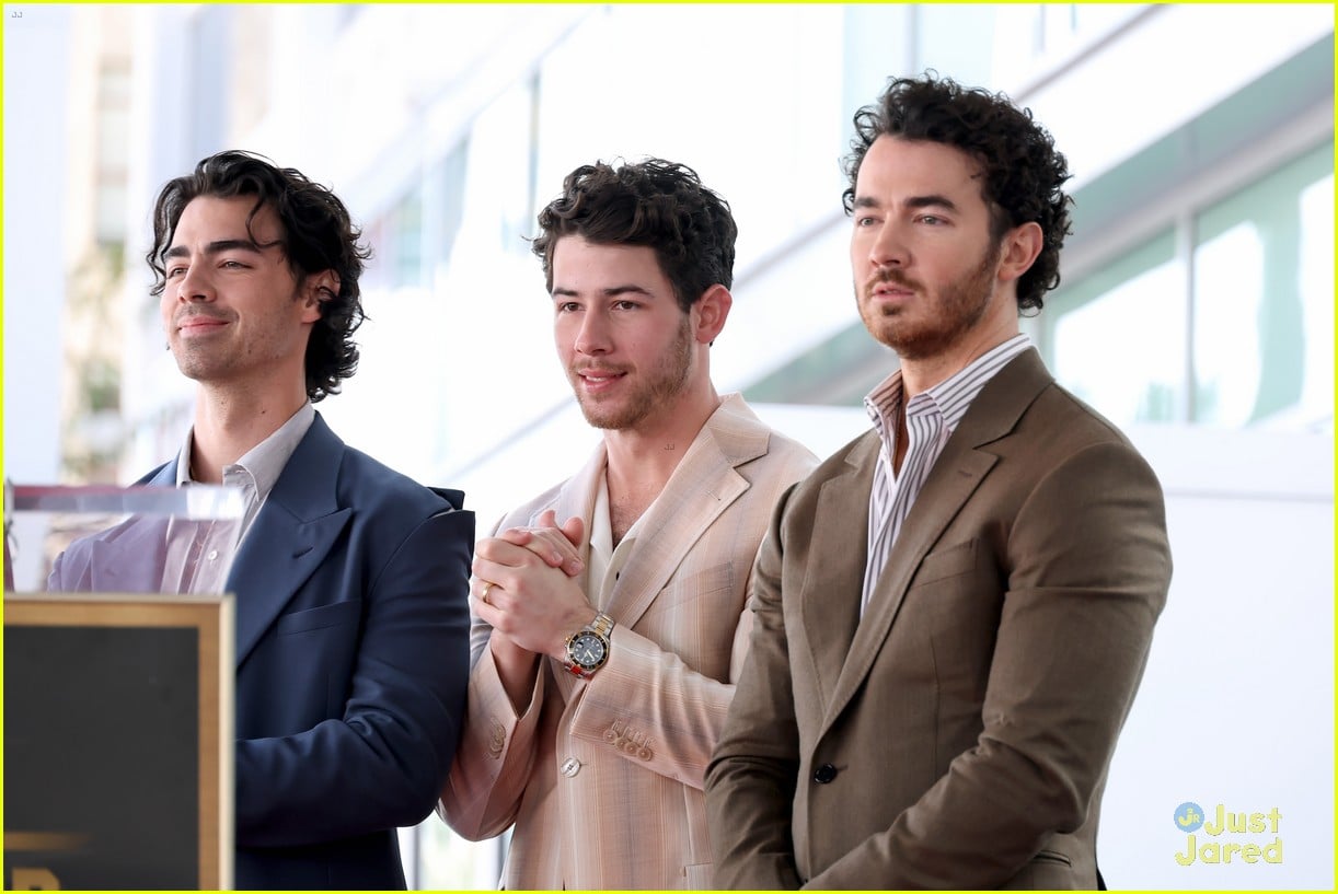 Photo jonas brothers announce new album title release date at walk of
