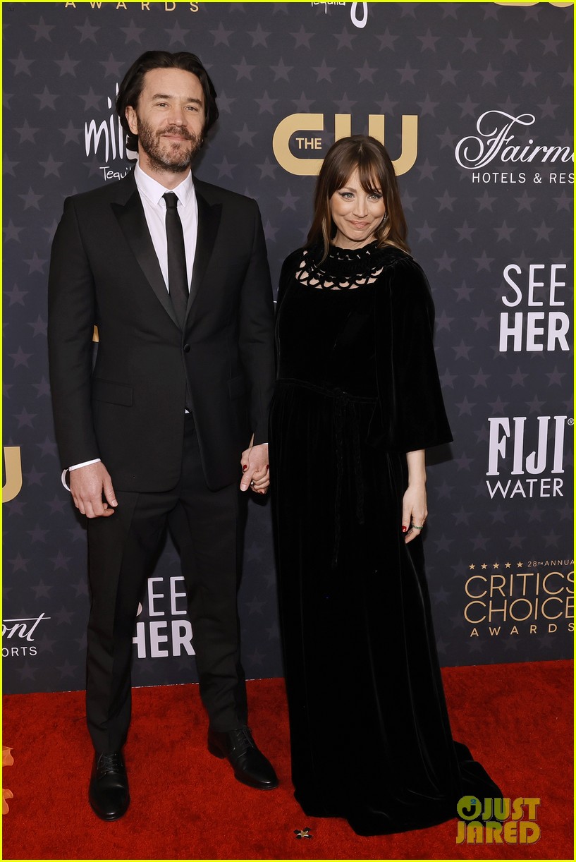 Pregnant Kaley Cuoco & Boyfriend Tom Pelphrey Step Out For Critics