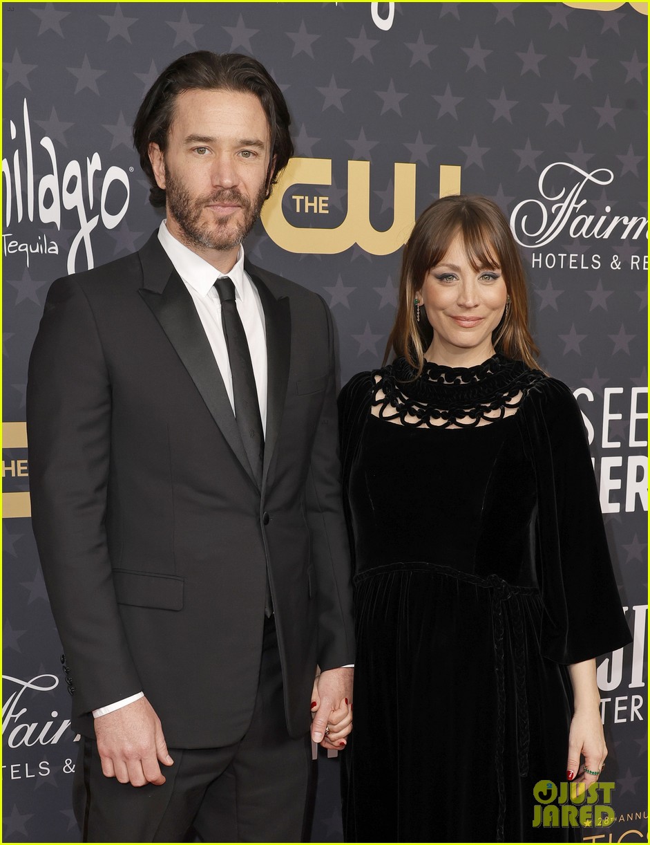 Pregnant Kaley Cuoco & Boyfriend Tom Pelphrey Step Out For Critics