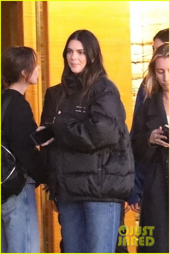 Kendall Jenner Grabs Dinner with Friends in Malibu Photo 4886151